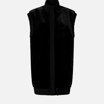 Colete preto de malha com gola alta e bordas ribanas