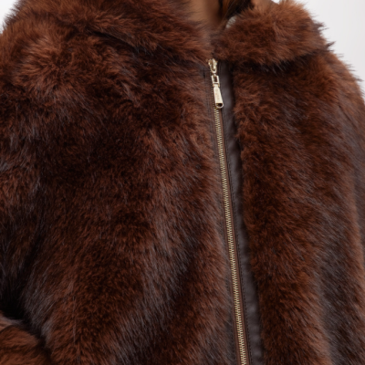 Casaco de pêlo sintético castanho com fecho de correr