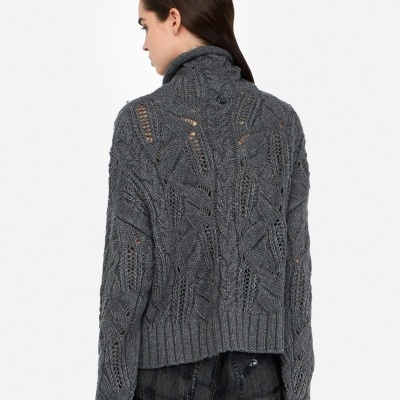 Camisola de malha cinza escuro com padrão trançado vista de costas