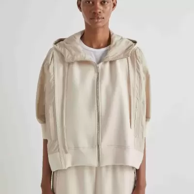 Casaco bege claro curto com capuz e fecho