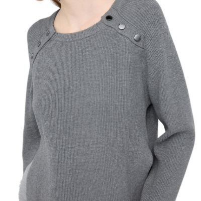 Camisola cinzenta de malha com botões nos ombros usada por mulher