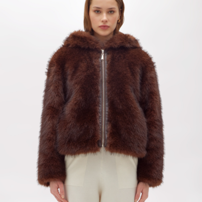 Casaco castanho de pêlo sintético com fecho de correr frontal