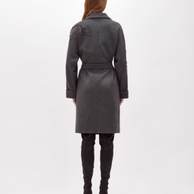 Casaco cinza escuro com detalhes em pedraria no ombro visto de costas