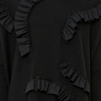 Camisola preta gola alta com folhos ondulados e corte assimétrico