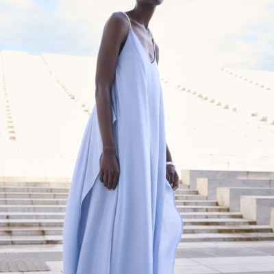 Vestido longo azul claro de tecido leve com alças finas