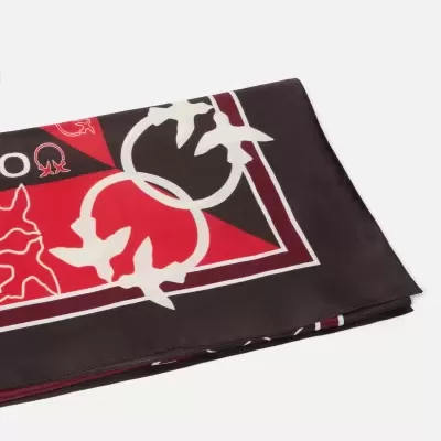 Lenço dobrado com padrão geométrico em vermelho, preto, branco e bordô