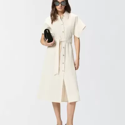 Vestido midi branco com botões e cinto, usado com sapatos de salto animal print, óculos azuis e clutch preta