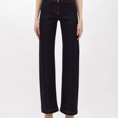 Calças compridas de ganga azul escura com cinto duplo e fivelas douradas.