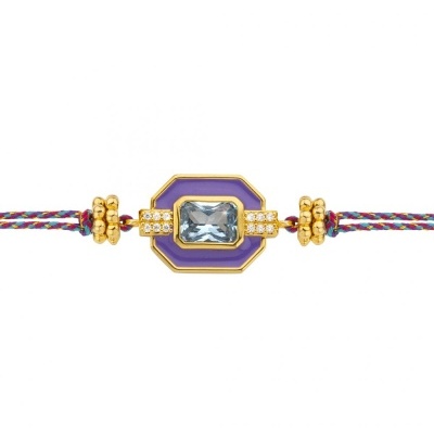 Pulseira com cordão trançado colorido e peça central dourada com pedra azul e esmalte roxo