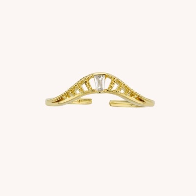 Anel dourado aberto com pedra branco trapezoidal no centro