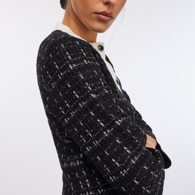 Casaco feminino preto de tecido tweed com padrão às riscas e gola branca
