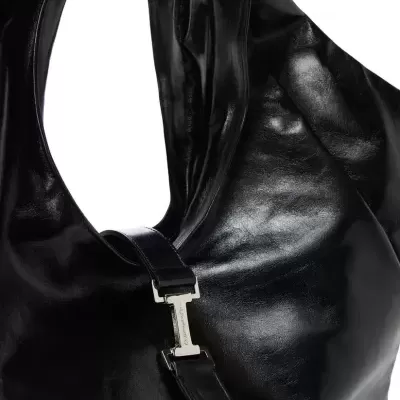 Mala preta de couro com fecho metálico 'H'