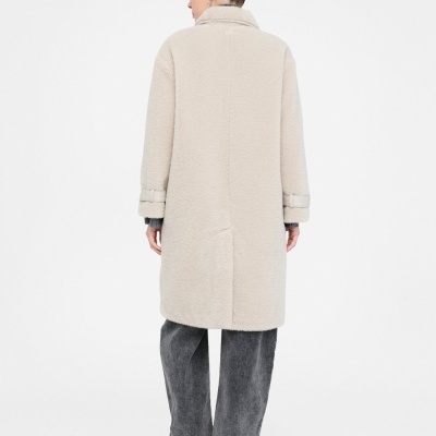 Casaco comprido bege peludo visto de costas