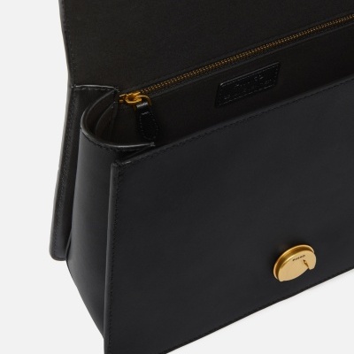 Mala preta de pele com fecho dourado e interior com fecho de correr