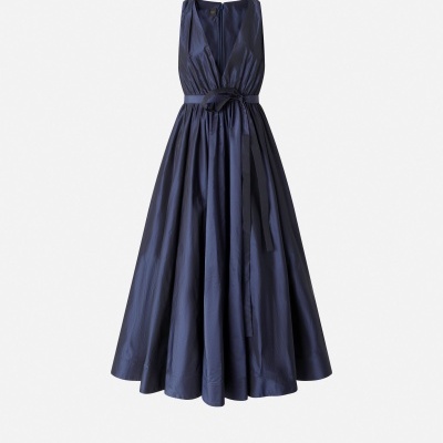 Vestido longo azul escuro com cinto na cintura, fundo branco