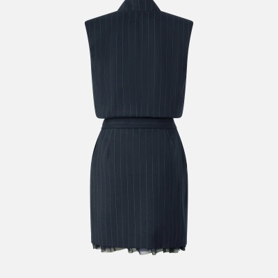 Vestido azul escuro com riscas brancas finas e saia curta