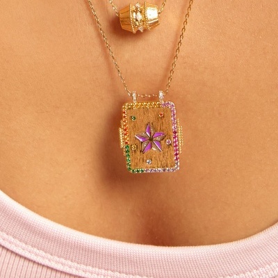 Colar duplo com pendentes dourados e em madeira