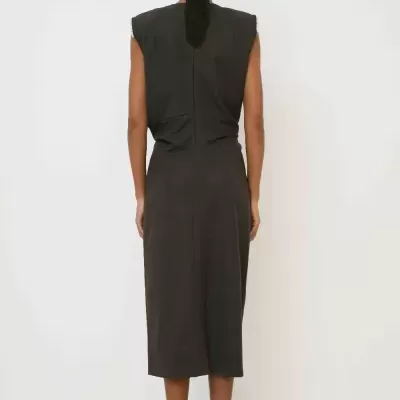 Vestido midi castanho escuro visto de costas