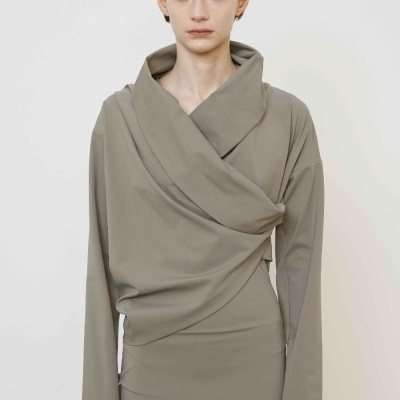 Vestido cinzento drapeado com gola alta