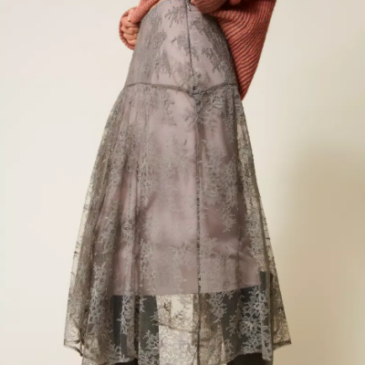 Saia midi em tule cinzento com padrão floral e blusa rosa