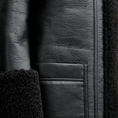Casaco preto em pele com detalhe em pele de ovelha na manga e bolso frontal