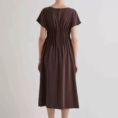 Vestido midi castanho com costura franzida e sapatos prateados