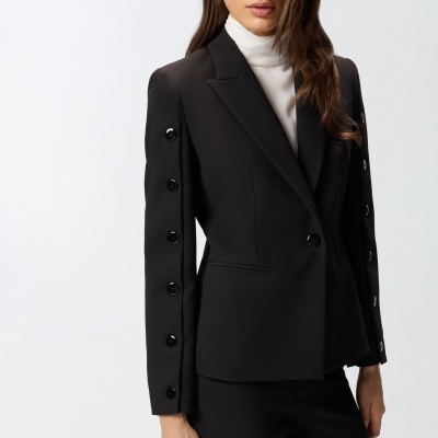 blazer preto feminino com botões pretos nas mangas e camisola branca