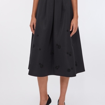 Saia preta midi com flores aplicadas e sapatos pretos elegantes