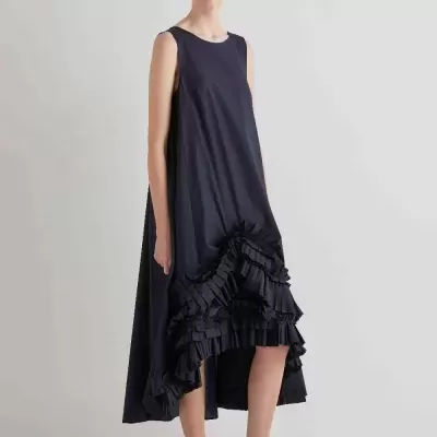 Vestido longo azul escuro com folhos e sapatilhas brancas