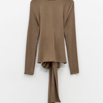 Camisola castanha de manga comprida com peça alongada pendurada à parte inferior