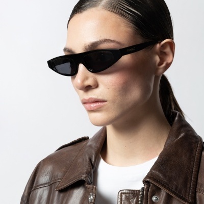 Mulher a usar óculos de sol pretos Fendi e casaco de couro castanho