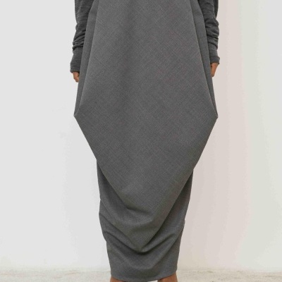 Saia feminina cinzenta com corte assimétrico e detalhe triangular