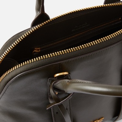 Mala de mão preta em couro com fecho dourado e interior visível