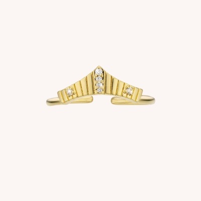 Anel dourado com pedras brilhantes em forma de V