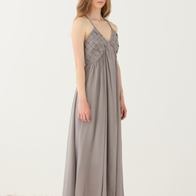 Vestido comprido cinzento com detalhe trançado no top e sandálias castanhas, modelo feminino