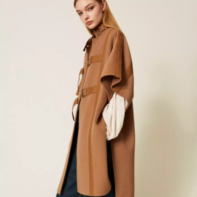 Casaco camel com fechos em fivela e gola alta em modelo feminino