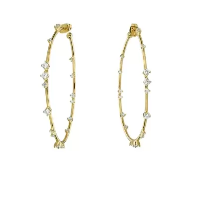 Brincos de argola dourados com brilhos pequenos
