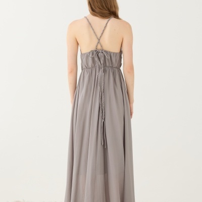 Vestido longo cinzento com alças cruzadas e cordão trançado nas costas.