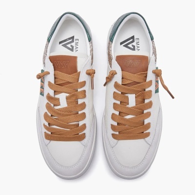 Par de ténis brancos com atacadores castanhos e detalhes castanhos e verdes