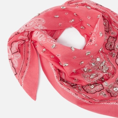 Lenço rosa com padrão paisley e cristais brilhosos.