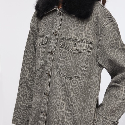 Casaco cinza animal print com gola preta de pelo e botões frontais