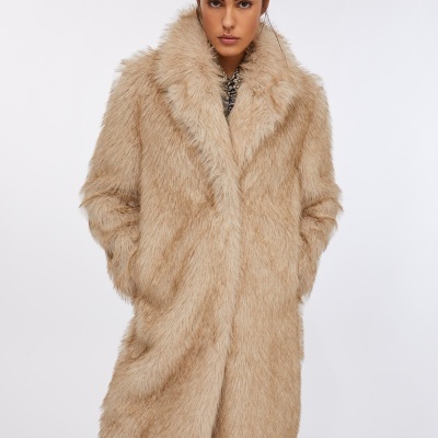 Casaco bege de pelo sintético com gola larga