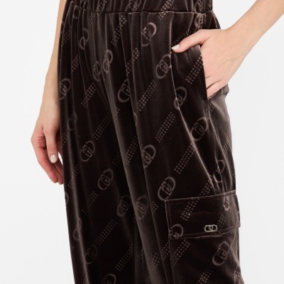 Calças pretas de veludo com padrão de logótipo e bolso lateral
