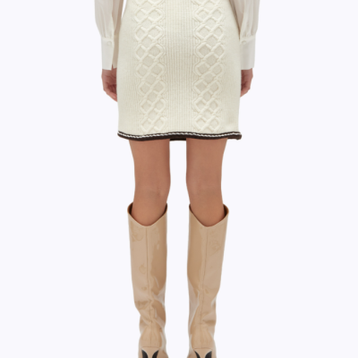 Saia curta branca de malha com botas bege