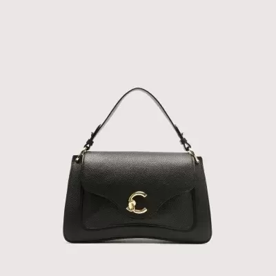 Mala de mão preta com fecho dourado em fundo cinza claro