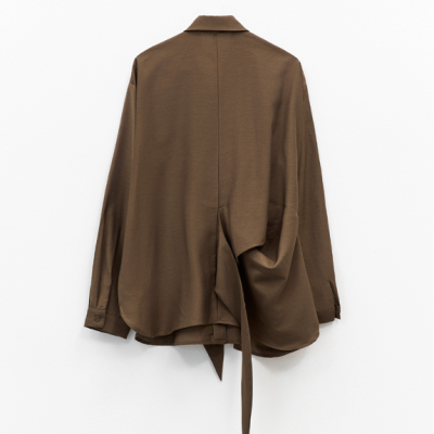 Camisa castanha de manga comprida pendurada vista de trás