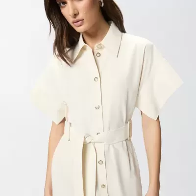 Vestido chemise creme com botões dourados e cinto na cintura.