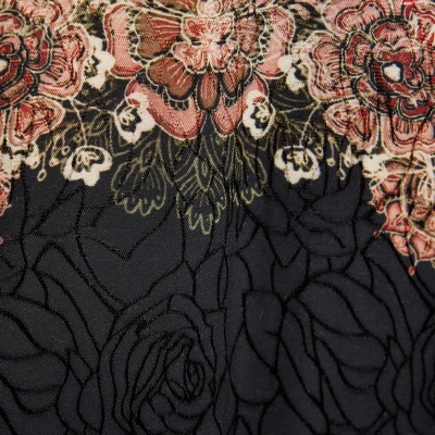 Pano têxtil com padrão floral e textura bordada em tons rosa, vermelho, bege e preto