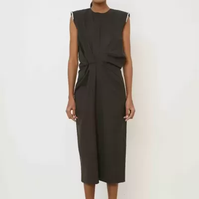 Vestido midi preto sem mangas com franzido na cintura e sapatos de salto baixo verde escuro