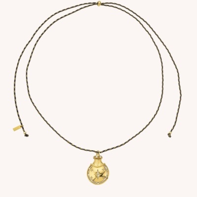 Colar com fio preto e dourado e pendente dourado com pedras brilhantes e estrelas